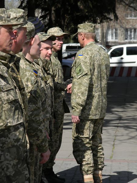 Добровольці поповнюють лави військових частин