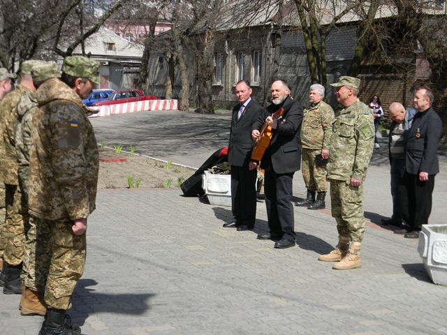 Добровольці поповнюють лави військових частин