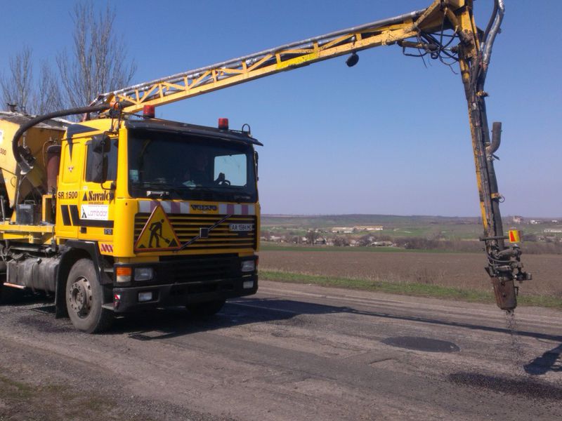 Запорізькі дорожники ремонтують автошляхи струменевим методом