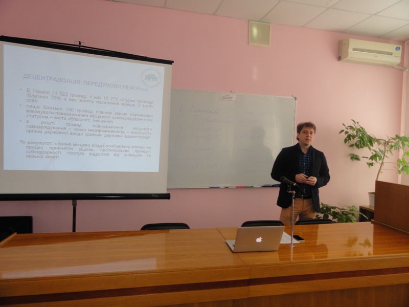 Сільські голови Запорізької області підвищують свій рівень знань про механізми впровадження реформи завдяки спілкуванню з доками децентралізації 