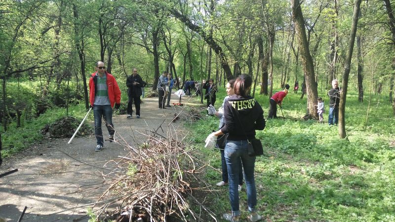 На суботнику оновлено парк Перемоги у Запоріжжі