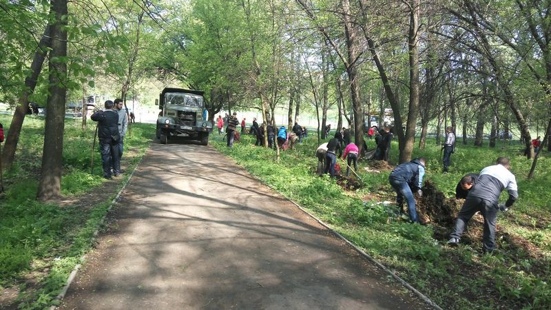 На суботнику оновлено парк Перемоги у Запоріжжі