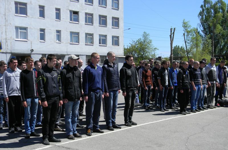 Призовники готуються до відправки у військові частини