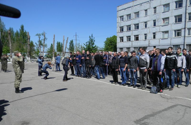 Призовники готуються до відправки у військові частини