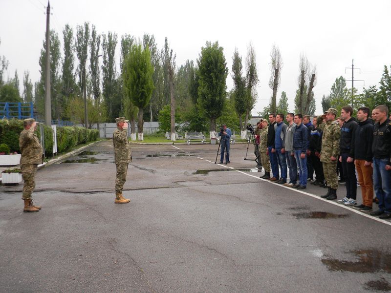 Перші запорізькі призовники поповнили лави військових частин