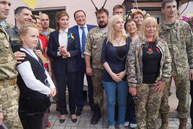 Марина Порошенко вручила телевізор волонтерам «Солдатського привалу»
