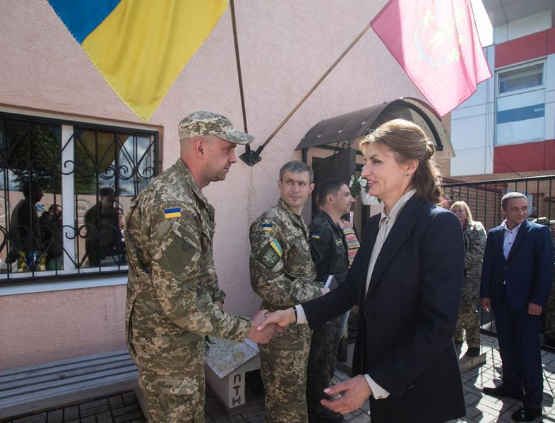 Марина Порошенко вручила телевізор волонтерам «Солдатського привалу»