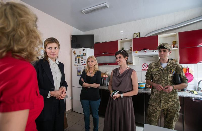 Марина Порошенко вручила телевізор волонтерам «Солдатського привалу»
