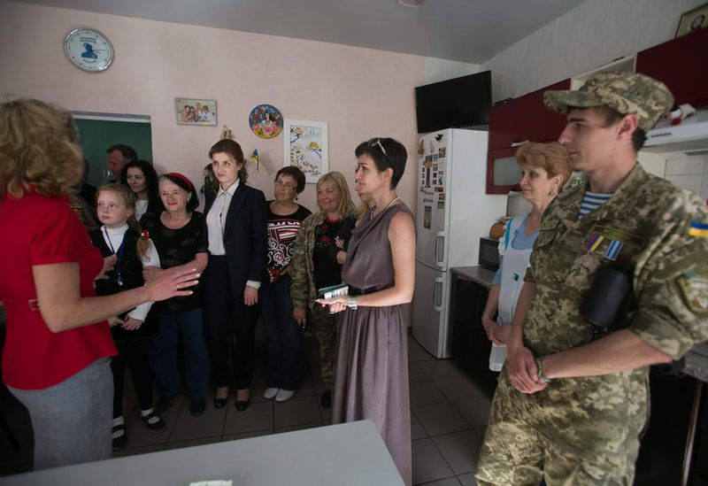 Марина Порошенко вручила телевізор волонтерам «Солдатського привалу»