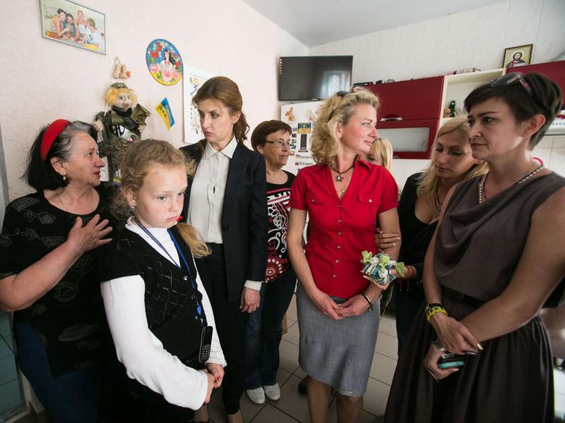 Марина Порошенко вручила телевізор волонтерам «Солдатського привалу»