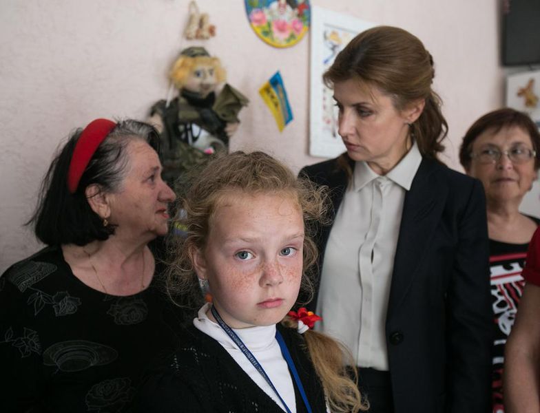 Марина Порошенко вручила телевізор волонтерам «Солдатського привалу»