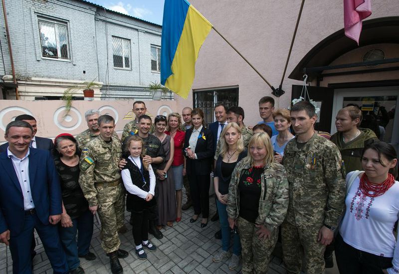 Марина Порошенко вручила телевізор волонтерам «Солдатського привалу»