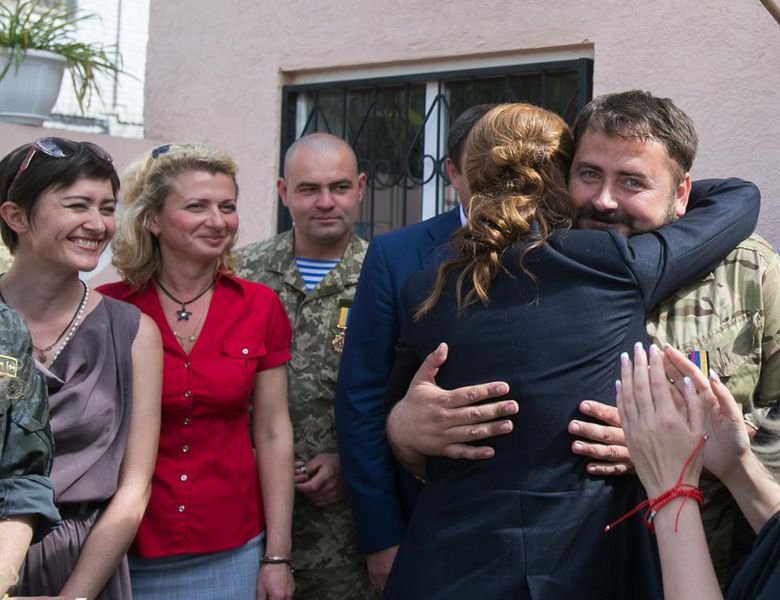 Марина Порошенко вручила телевізор волонтерам «Солдатського привалу»