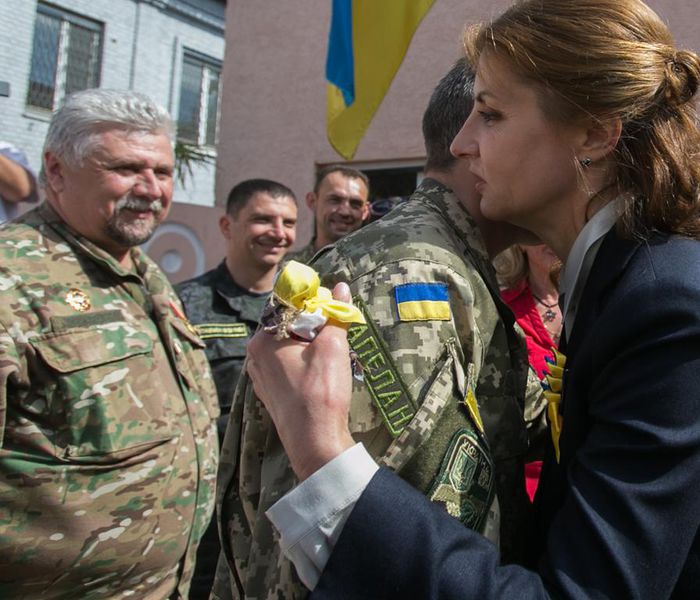Марина Порошенко вручила телевізор волонтерам «Солдатського привалу»