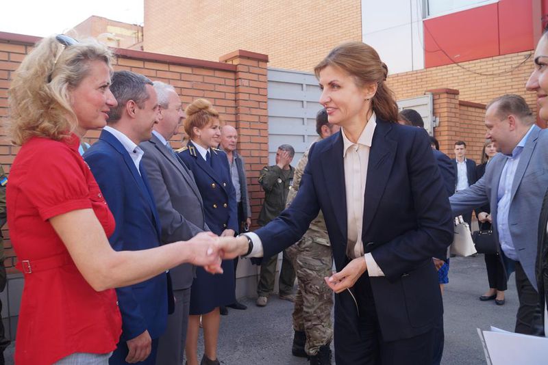 Марина Порошенко вручила телевізор волонтерам «Солдатського привалу»