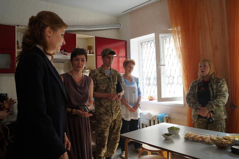 Марина Порошенко вручила телевізор волонтерам «Солдатського привалу»