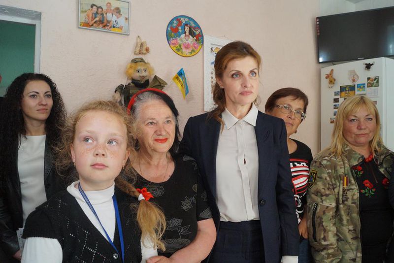 Марина Порошенко вручила телевізор волонтерам «Солдатського привалу»