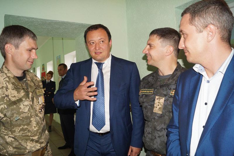Марина Порошенко вручила телевізор волонтерам «Солдатського привалу»