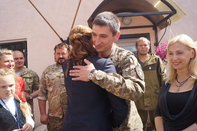 Марина Порошенко вручила телевізор волонтерам «Солдатського привалу»
