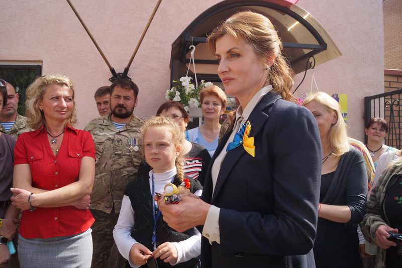 Марина Порошенко вручила телевізор волонтерам «Солдатського привалу»