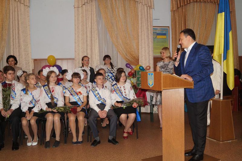 Випускники Хортицької національної академії отримали атестати з рук очільника регіону
