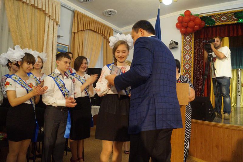 Випускники Хортицької національної академії отримали атестати з рук очільника регіону