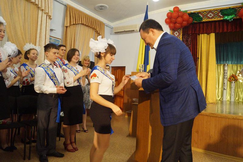 Випускники Хортицької національної академії отримали атестати з рук очільника регіону