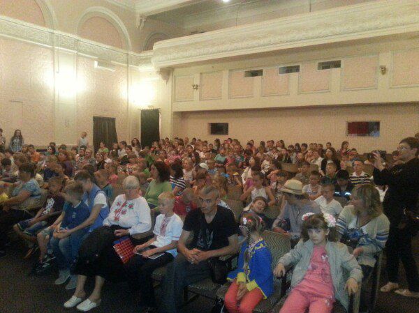 Артисти подарували дітям святкову  виставу