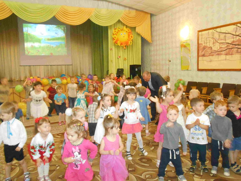 До дітей у гості – з вітаннями та подарунками