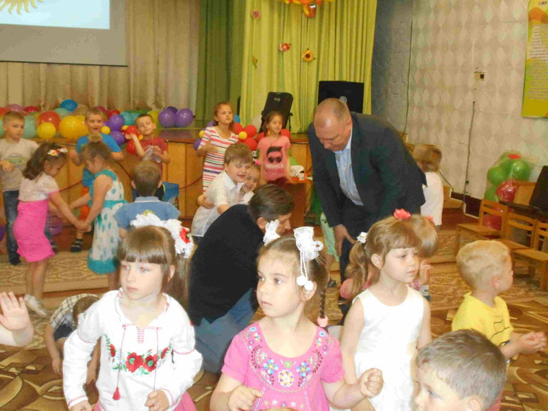До дітей у гості – з вітаннями та подарунками
