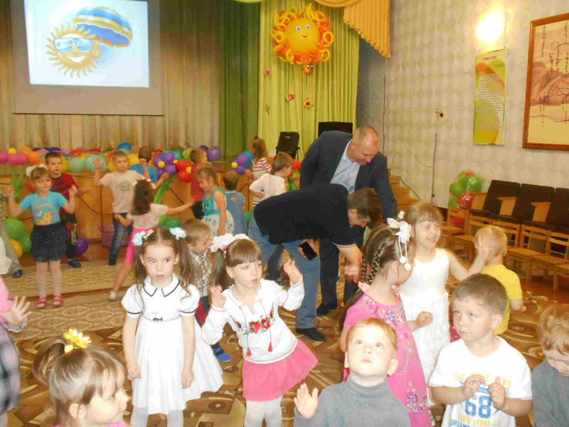 До дітей у гості – з вітаннями та подарунками