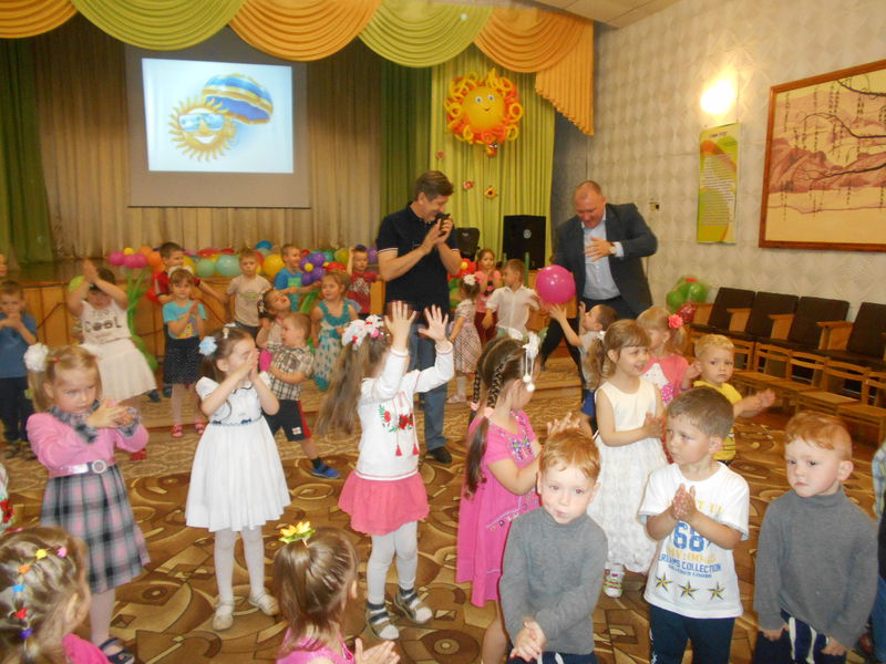 До дітей у гості – з вітаннями та подарунками