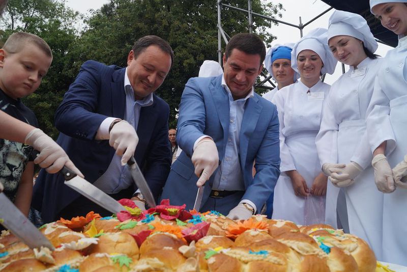 День захисту дітей запоріжці завершили короваєм та «кульками бажань»