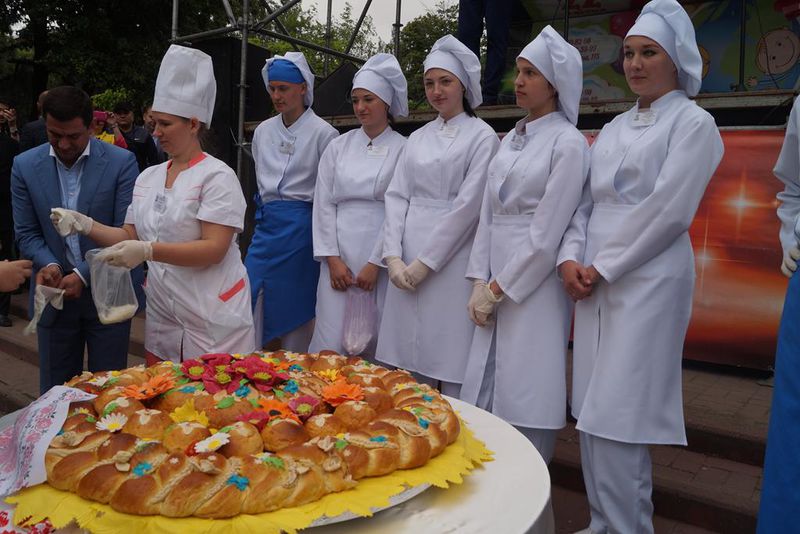 День захисту дітей запоріжці завершили короваєм та «кульками бажань»