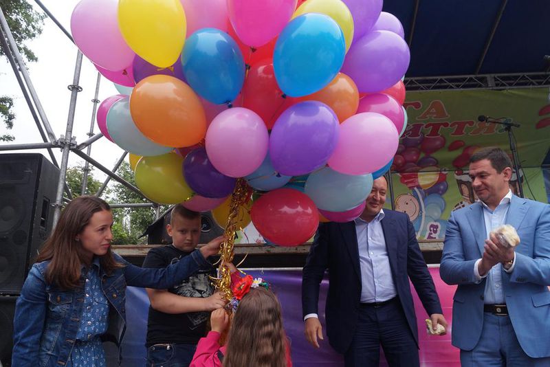 День захисту дітей запоріжці завершили короваєм та «кульками бажань»
