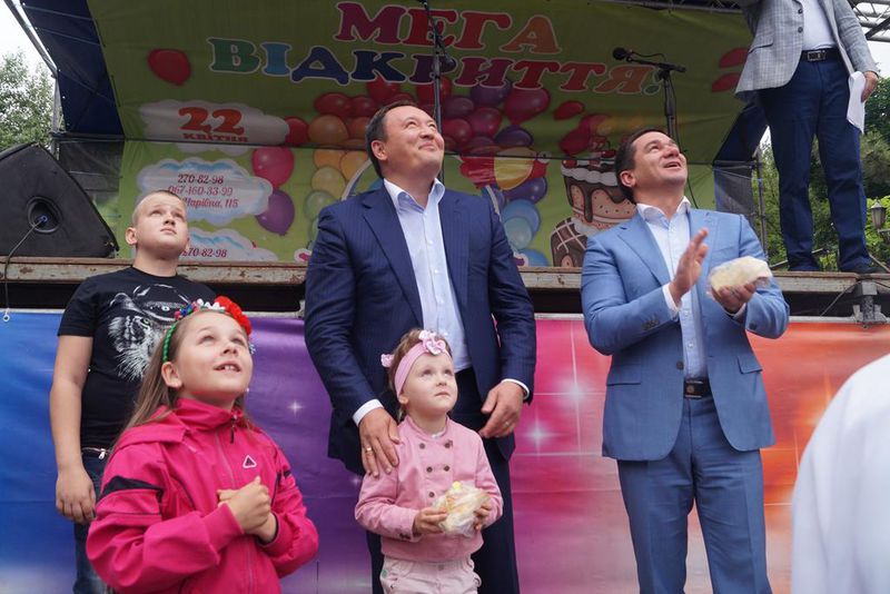 День захисту дітей запоріжці завершили короваєм та «кульками бажань»