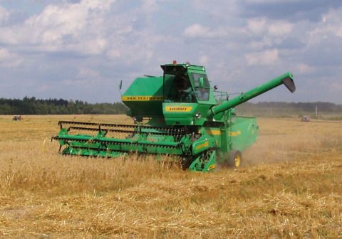 Аграрії розпочали збирати ранні зернові
