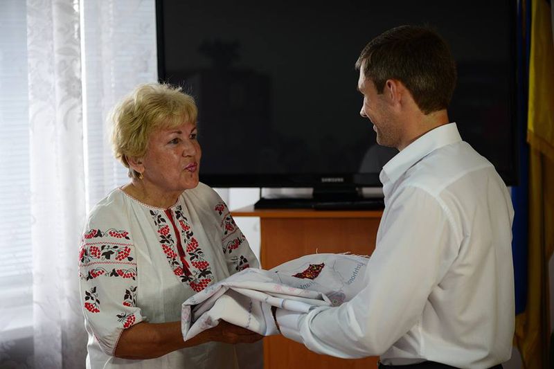 Запорізькі майстрині вишивають карту України з молитвою про мир і єдність