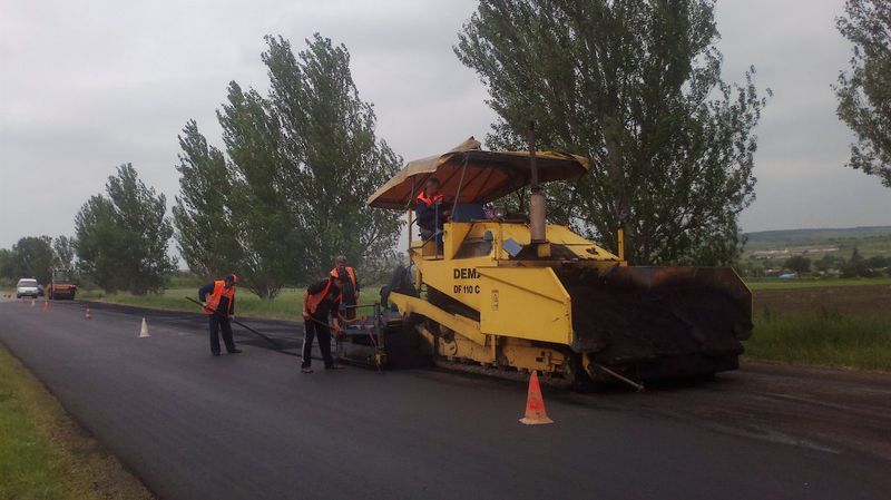 Автодороги ремонтують по всій області