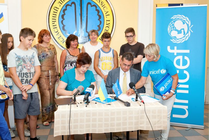 Навчальні заклади, де навчається найбільше внутрішньо переміщених дітей, отримали спортивне обладнання