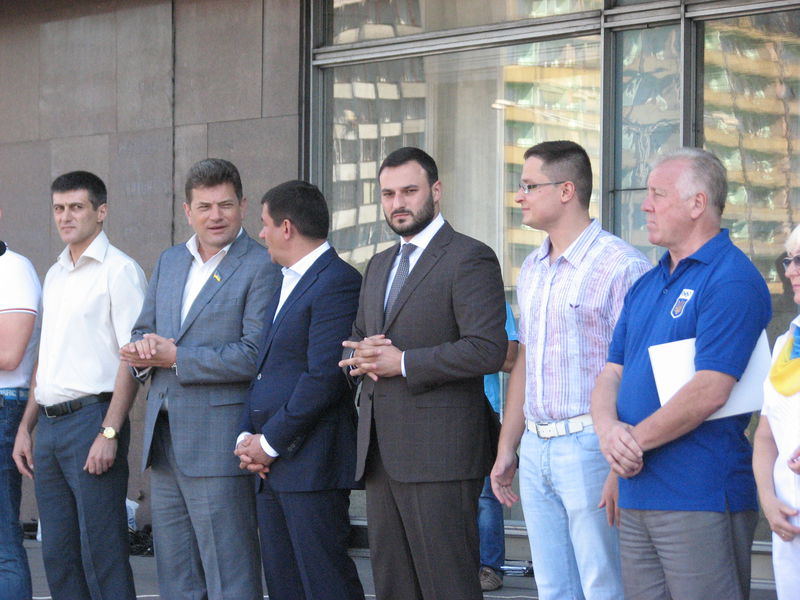 Відкриття Олімпіади запоріжці відзначили підняттям державного та олімпійського прапорів