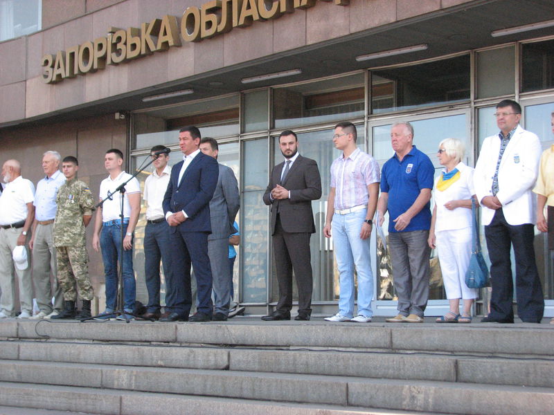 Відкриття Олімпіади запоріжці відзначили підняттям державного та олімпійського прапорів