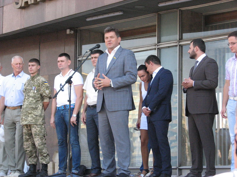 Відкриття Олімпіади запоріжці відзначили підняттям державного та олімпійського прапорів