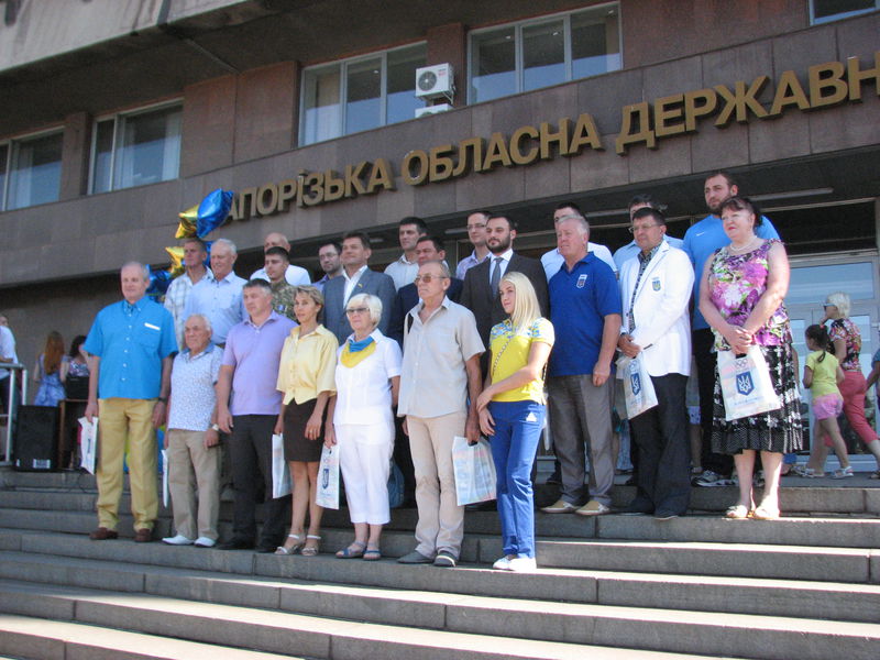 Відкриття Олімпіади запоріжці відзначили підняттям державного та олімпійського прапорів