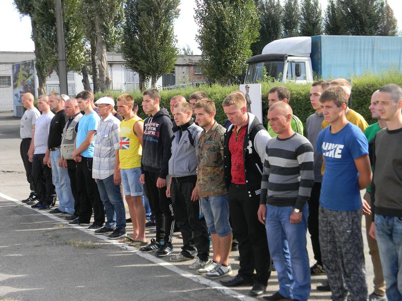 Військкомати  області залучають на контрактну службу та готуються до відправки резервістів 