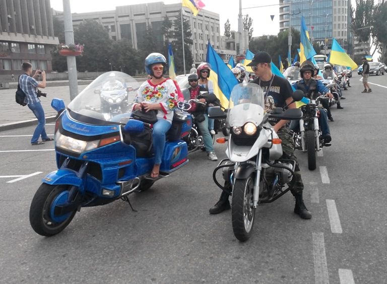 За підтримки Департаменту культури, туризму, національностей та релігій облдержадміністрації та Благодійного фонду «ЦДАКА» (керівник Н. Ерентрей) у м. Запоріжжі 23.08.2016 відбувся мотопробіг з нагоди Дня Державного Прапору України