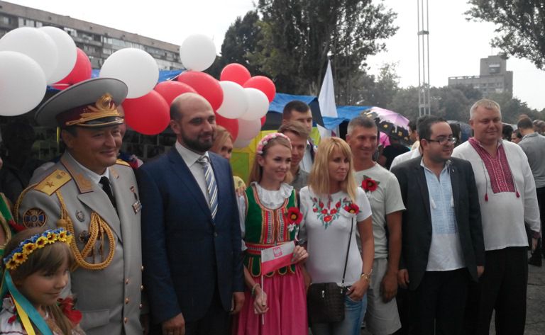 В рамках цих заходів на пл. Фестивальній з самого ранку працювало «Національне подвір’я», на якому представники національно-культурних товариств  знайомили всіх бажаючих з культурою та традиціями, народів, що проживають в Україні та пригощали виробами  національної кухні. 
З нагоди свята розпорядженням голови облдержадміністрації від 29.07.2016 № 172-к медаллю «За розвиток Запорізького краю» було нагороджено Ахмерову Ряхиму Сулейманівну, керівника Запорізького Татарського центру «Алтин Ай». Грамотами облдержадміністрації: - Зурначіді Наталію Дмитрівну, керівника Запорізького обласного грецького товариства «Еллада» та  Єгорову Лідію Йосипівну, керівника спілки поляків Запоріжжя «Полонія». Ряд представників національно-культурних товариств  отримали почесні грамоти Департаменту культури, туризму, національностей та релігій облдержадміністрації.
Своїми талантами порадували гостей та мешканців міста Запоріжжя творчі колективів національно-культурних товариств: Запорізьке товариство татарської культури «Алтин-Ай», Ассірійська діаспора в Запорізькій області, Запорізьке міське грузинське товариство ім. Шота Руставелі, Спілка вірмен Запорізької області, «Арабський Центр» м. Запоріжжя, Запорізьке культурне товариство білорусів «Мінськ» та багато інших талановитих артистів.
Особливу подяку за свято висловлюємо Мелітопольському відділенню караїмів України, Мелітопольському регіональному комітету сприяння поверненню кримських татар на історичну батьківщину «Азат» та голові громадської спілки «АСОЦІАЦІЯ НАЦІОНАЛЬНИХ МЕНШИН ЗАПОРІЗЬКОЇ ОБЛАСТІ» Хамдані Науфалю.
