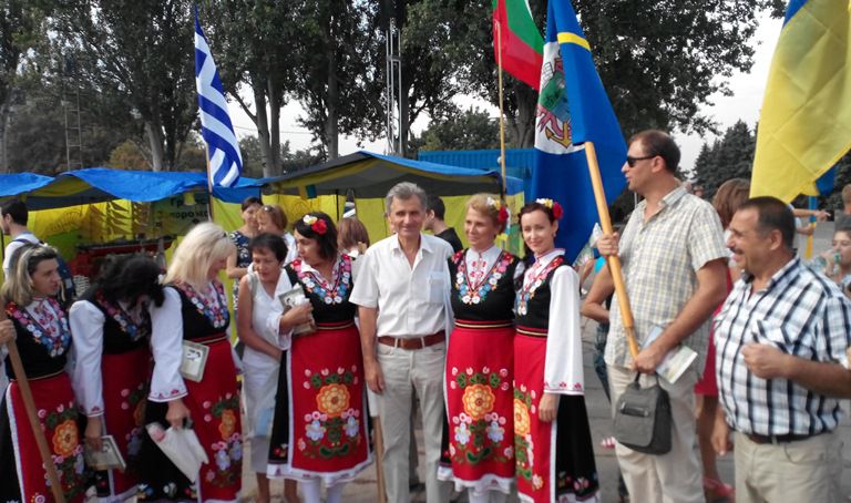 В рамках цих заходів на пл. Фестивальній з самого ранку працювало «Національне подвір’я», на якому представники національно-культурних товариств  знайомили всіх бажаючих з культурою та традиціями, народів, що проживають в Україні та пригощали виробами  національної кухні. 
З нагоди свята розпорядженням голови облдержадміністрації від 29.07.2016 № 172-к медаллю «За розвиток Запорізького краю» було нагороджено Ахмерову Ряхиму Сулейманівну, керівника Запорізького Татарського центру «Алтин Ай». Грамотами облдержадміністрації: - Зурначіді Наталію Дмитрівну, керівника Запорізького обласного грецького товариства «Еллада» та  Єгорову Лідію Йосипівну, керівника спілки поляків Запоріжжя «Полонія». Ряд представників національно-культурних товариств  отримали почесні грамоти Департаменту культури, туризму, національностей та релігій облдержадміністрації.
Своїми талантами порадували гостей та мешканців міста Запоріжжя творчі колективів національно-культурних товариств: Запорізьке товариство татарської культури «Алтин-Ай», Ассірійська діаспора в Запорізькій області, Запорізьке міське грузинське товариство ім. Шота Руставелі, Спілка вірмен Запорізької області, «Арабський Центр» м. Запоріжжя, Запорізьке культурне товариство білорусів «Мінськ» та багато інших талановитих артистів.
Особливу подяку за свято висловлюємо Мелітопольському відділенню караїмів України, Мелітопольському регіональному комітету сприяння поверненню кримських татар на історичну батьківщину «Азат» та голові громадської спілки «АСОЦІАЦІЯ НАЦІОНАЛЬНИХ МЕНШИН ЗАПОРІЗЬКОЇ ОБЛАСТІ» Хамдані Науфалю.
