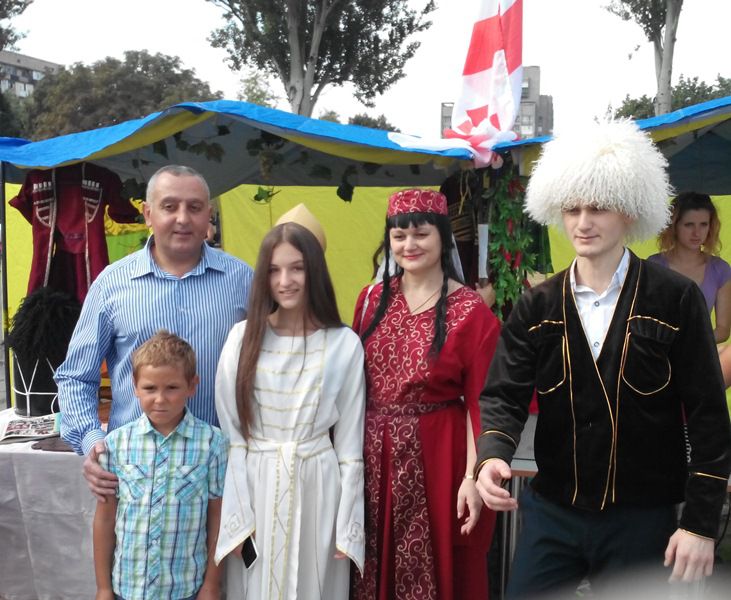 В рамках цих заходів на пл. Фестивальній з самого ранку працювало «Національне подвір’я», на якому представники національно-культурних товариств  знайомили всіх бажаючих з культурою та традиціями, народів, що проживають в Україні та пригощали виробами  національної кухні. 
З нагоди свята розпорядженням голови облдержадміністрації від 29.07.2016 № 172-к медаллю «За розвиток Запорізького краю» було нагороджено Ахмерову Ряхиму Сулейманівну, керівника Запорізького Татарського центру «Алтин Ай». Грамотами облдержадміністрації: - Зурначіді Наталію Дмитрівну, керівника Запорізького обласного грецького товариства «Еллада» та  Єгорову Лідію Йосипівну, керівника спілки поляків Запоріжжя «Полонія». Ряд представників національно-культурних товариств  отримали почесні грамоти Департаменту культури, туризму, національностей та релігій облдержадміністрації.
Своїми талантами порадували гостей та мешканців міста Запоріжжя творчі колективів національно-культурних товариств: Запорізьке товариство татарської культури «Алтин-Ай», Ассірійська діаспора в Запорізькій області, Запорізьке міське грузинське товариство ім. Шота Руставелі, Спілка вірмен Запорізької області, «Арабський Центр» м. Запоріжжя, Запорізьке культурне товариство білорусів «Мінськ» та багато інших талановитих артистів.
Особливу подяку за свято висловлюємо Мелітопольському відділенню караїмів України, Мелітопольському регіональному комітету сприяння поверненню кримських татар на історичну батьківщину «Азат» та голові громадської спілки «АСОЦІАЦІЯ НАЦІОНАЛЬНИХ МЕНШИН ЗАПОРІЗЬКОЇ ОБЛАСТІ» Хамдані Науфалю.
