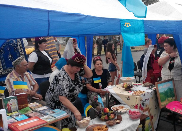 В рамках цих заходів на пл. Фестивальній з самого ранку працювало «Національне подвір’я», на якому представники національно-культурних товариств  знайомили всіх бажаючих з культурою та традиціями, народів, що проживають в Україні та пригощали виробами  національної кухні. 
З нагоди свята розпорядженням голови облдержадміністрації від 29.07.2016 № 172-к медаллю «За розвиток Запорізького краю» було нагороджено Ахмерову Ряхиму Сулейманівну, керівника Запорізького Татарського центру «Алтин Ай». Грамотами облдержадміністрації: - Зурначіді Наталію Дмитрівну, керівника Запорізького обласного грецького товариства «Еллада» та  Єгорову Лідію Йосипівну, керівника спілки поляків Запоріжжя «Полонія». Ряд представників національно-культурних товариств  отримали почесні грамоти Департаменту культури, туризму, національностей та релігій облдержадміністрації.
Своїми талантами порадували гостей та мешканців міста Запоріжжя творчі колективів національно-культурних товариств: Запорізьке товариство татарської культури «Алтин-Ай», Ассірійська діаспора в Запорізькій області, Запорізьке міське грузинське товариство ім. Шота Руставелі, Спілка вірмен Запорізької області, «Арабський Центр» м. Запоріжжя, Запорізьке культурне товариство білорусів «Мінськ» та багато інших талановитих артистів.
Особливу подяку за свято висловлюємо Мелітопольському відділенню караїмів України, Мелітопольському регіональному комітету сприяння поверненню кримських татар на історичну батьківщину «Азат» та голові громадської спілки «АСОЦІАЦІЯ НАЦІОНАЛЬНИХ МЕНШИН ЗАПОРІЗЬКОЇ ОБЛАСТІ» Хамдані Науфалю.
